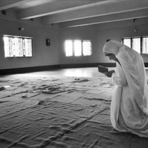 Mother-Teresa-at-prayer