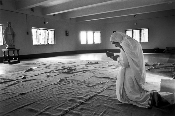 Mother-Teresa-at-prayer