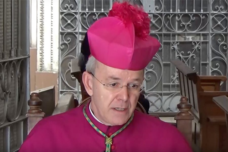Mons. Schneider: “La Chiesa non è proprietà privata del Papa”