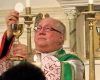 Vescovo statunitense chiede alla diocesi di iniziare a ricevere la Comunione “in bocca e in ginocchio”