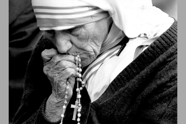 S. Teresa di Calcutta bacia il Rosario