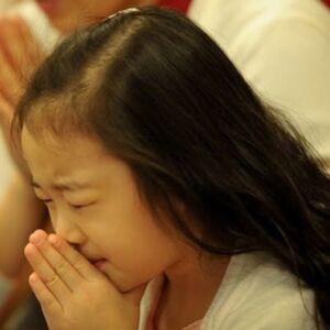 Bambina cinese che prega