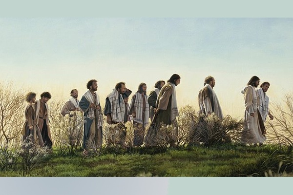 Gesù cammina con i discepoli in un campo di grano