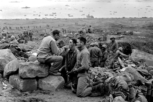 Soldati che si comunicano (Battaglia di Iwo Jima)